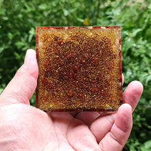 Cargar imagen en el visor de la galería, Pirámide Orgonita 7 Chakras con Cuarzo | Meditación y Energía | Vibras & Cristales