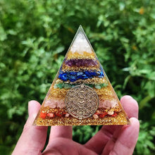 Cargar imagen en el visor de la galería, Pirámide Orgonita 7 Chakras con Cuarzo | Meditación y Energía | Vibras & Cristales