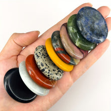 Cargar imagen en el visor de la galería, Piedra Pulgar de Cuarzo Natural | Meditación y Alivio del Estrés | Vibras & Cristales
