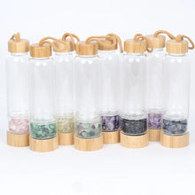 Cargar imagen en el visor de la galería, Botella de Agua con Cristal de Cuarzo Natural | Elixir de Gemas | Vibras & Cristales