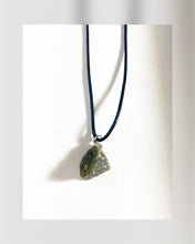 Cargar imagen en el visor de la galería, Natural Stones Leather Necklace