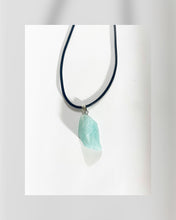 Cargar imagen en el visor de la galería, Natural Stones Leather Necklace