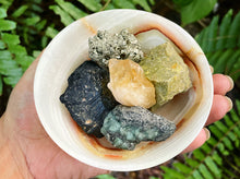 Cargar imagen en el visor de la galería, Onix Bowl 4” + 5 Crystals Abundance Bundle
