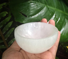 Cargar imagen en el visor de la galería, Chakra Set / 7 Medium Crystals + Selenite Bowl