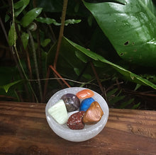 Cargar imagen en el visor de la galería, Chakra Set / 7 Medium Crystals + Selenite Bowl