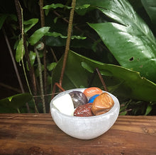 Cargar imagen en el visor de la galería, Chakra Set / 7 Medium Crystals + Selenite Bowl