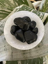 Cargar imagen en el visor de la galería, Black Onyx Tumblestones