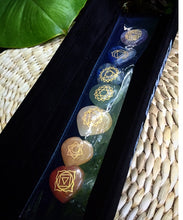 Cargar imagen en el visor de la galería, Engraved Crystal Hearts Chakra Set