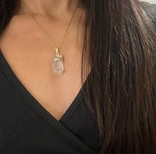 Cargar imagen en el visor de la galería, Crystal Quartz Raw Point Golden Necklace