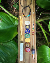 Cargar imagen en el visor de la galería, 7 Chakras Palmstones, Pendulum & Bracelet Kit