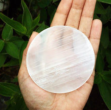 Cargar imagen en el visor de la galería, Chakra Set/ 7 Medium Crystals + Small Selenite Charging Plate