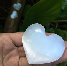 Cargar imagen en el visor de la galería, Selenite Hearts 65mm