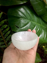 Cargar imagen en el visor de la galería, Selenite Bowl 3”