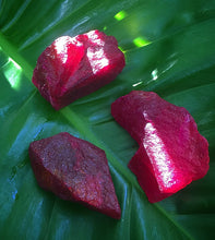 Cargar imagen en el visor de la galería, Pigeon Red Blood Ruby Precious Stones Large