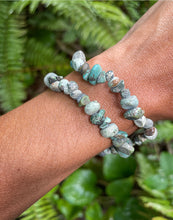 Cargar imagen en el visor de la galería, Emerald Chips Bracelet