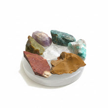 Cargar imagen en el visor de la galería, Chakra Set/ 7 Medium Raw Crystals + Selenite Charging Plate