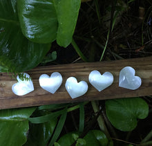 Cargar imagen en el visor de la galería, Selenite Hearts 65mm