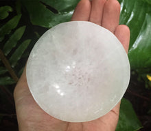 Cargar imagen en el visor de la galería, Chakra Set / 7 Medium Crystals + Selenite Bowl