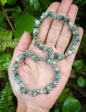 Cargar imagen en el visor de la galería, Emerald Chips Bracelet