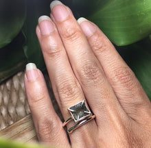 Cargar imagen en el visor de la galería, Semi Polished Square Moldavite Spiral 925 Silver Ring