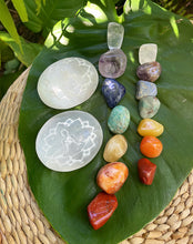 Cargar imagen en el visor de la galería, Selenite Engraved Meditation Palm Stone + Chakra Set 7 Crystals