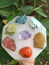 Cargar imagen en el visor de la galería, Chakra Set / 7 Large Crystals + Large Selenite Charging Plate