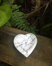 Cargar imagen en el visor de la galería, Howlite Heart Bowl 3 1/2”