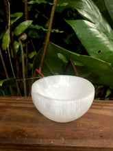 Cargar imagen en el visor de la galería, Selenite Bowl 3”