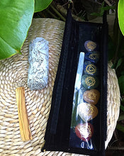 Cargar imagen en el visor de la galería, Reiki Engraved Hearts Chakra Set Bundle