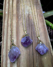 Cargar imagen en el visor de la galería, Raw Amethyst Golden Necklace