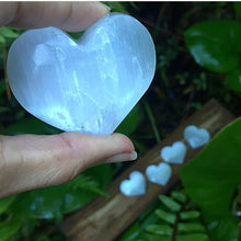 Cargar imagen en el visor de la galería, Selenite Hearts 65mm