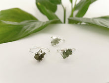 Cargar imagen en el visor de la galería, Rough Moldavite Triangle 925 Silver Ring