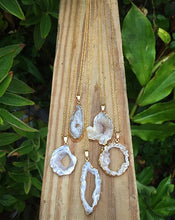 Cargar imagen en el visor de la galería, Agate Geode Gold Plated Necklace
