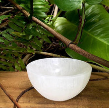 Cargar imagen en el visor de la galería, Selenite Bowl 4”