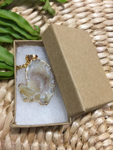 Cargar imagen en el visor de la galería, Agate Geode Gold Plated Necklace