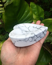 Cargar imagen en el visor de la galería, Howlite Heart Bowl 3 1/2”