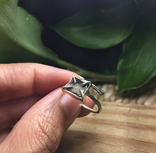Cargar imagen en el visor de la galería, Semi Polished Square Moldavite Spiral 925 Silver Ring