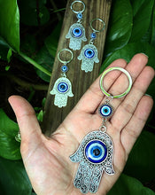 Cargar imagen en el visor de la galería, Hamsa Hand Keychain