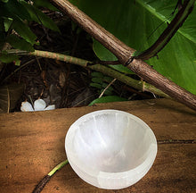 Cargar imagen en el visor de la galería, Selenite Bowl 2 1/2”