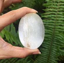 Cargar imagen en el visor de la galería, Selenite Palmstones