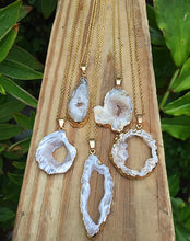 Cargar imagen en el visor de la galería, Agate Geode Gold Plated Necklace