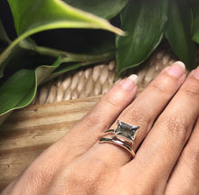 Cargar imagen en el visor de la galería, Semi Polished Square Moldavite Spiral 925 Silver Ring