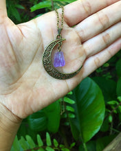 Cargar imagen en el visor de la galería, Crescent Moon Quartz Necklace