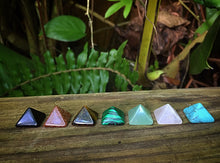 Cargar imagen en el visor de la galería, Mini Chakras Pyramid Crystal Stones