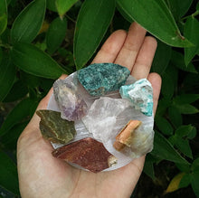 Cargar imagen en el visor de la galería, Chakra Set/ 7 Medium Crystals + Small Selenite Charging Plate