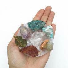 Cargar imagen en el visor de la galería, Chakra Set/ 7 Medium Raw Crystals + Selenite Charging Plate