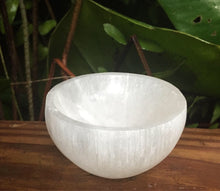 Cargar imagen en el visor de la galería, Chakra Set / 7 Medium Crystals + Selenite Bowl