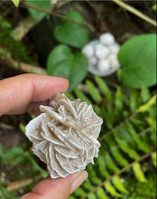 Cargar imagen en el visor de la galería, Desert Rose Selenite Grade A