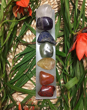Cargar imagen en el visor de la galería, Chakra Set / 7 Medium Crystal + Selenite Charging Bar