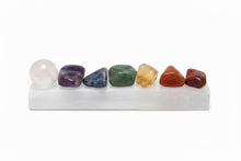 Cargar imagen en el visor de la galería, Chakra Set / 7 Medium Crystal + Selenite Charging Bar